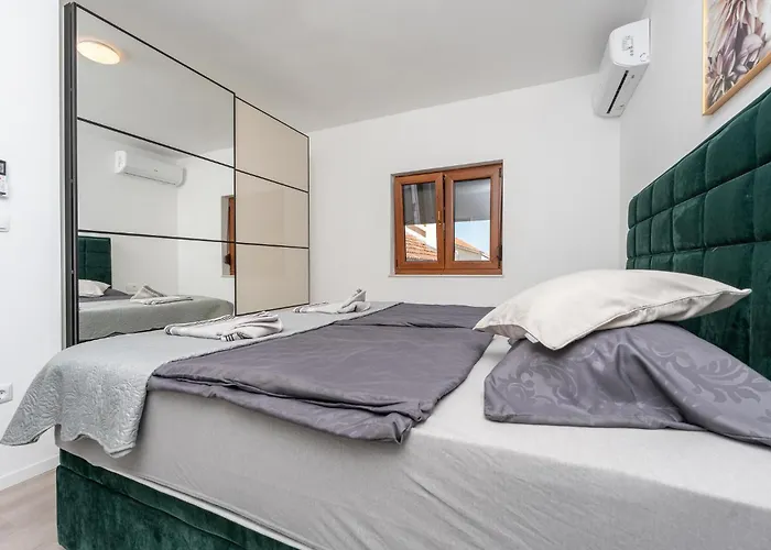 4 Bedroom Gorgeous In Appartement Korlat