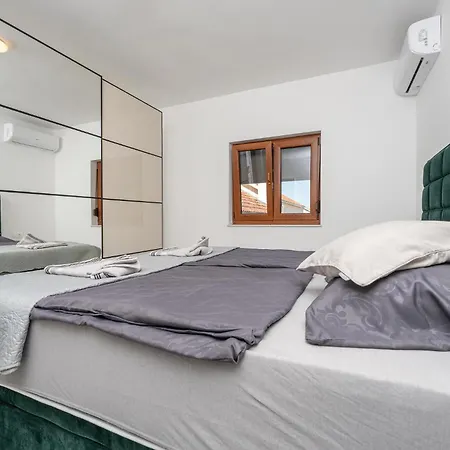 4 Bedroom Gorgeous In 아파트 Korlat