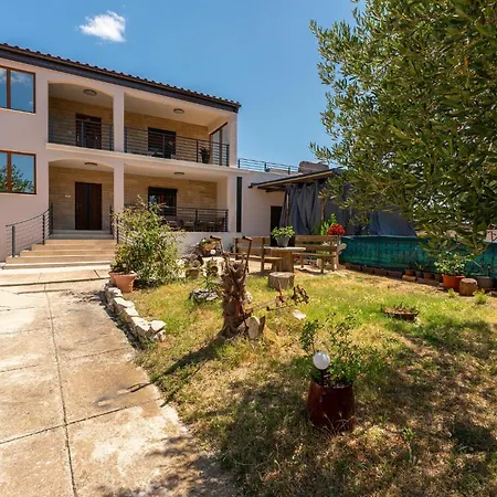 4 Bedroom Gorgeous In 아파트 Korlat