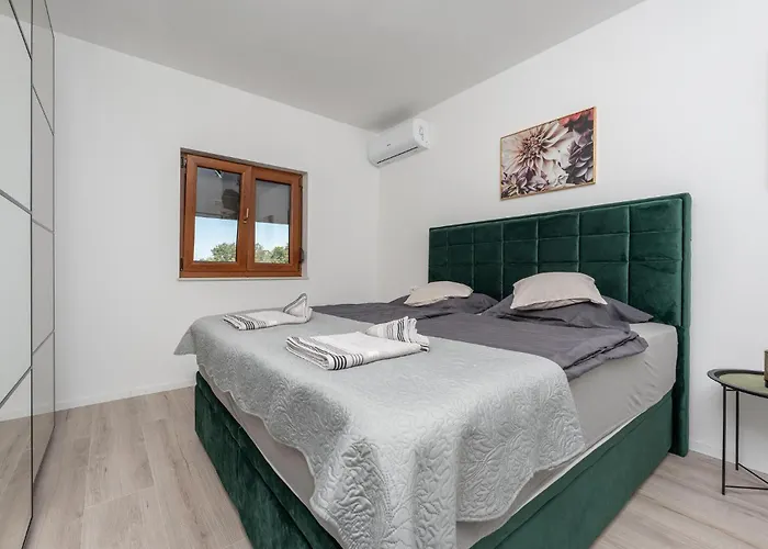 Апартаменты 4 Bedroom Gorgeous In